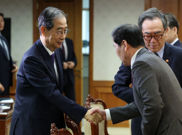 한덕수 대통령 권한대행 국무총리가 1일 서울 종로구 정부서울청사에서 열린 안보관계장관회의에 참석하며 김선호 국방부 장관 직무대행과 악수하고 있다. 대통령실통신사진기자단