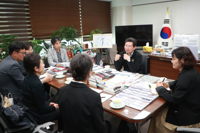 이상일 용인시장이 4월 30일 시청에서 자매도시인 미국 윌리엄슨 카운티 경제개발청 관계자들을 만나 양 도시 교류방안에 대해 논의하고 있다. 사진 제공 = 용인시