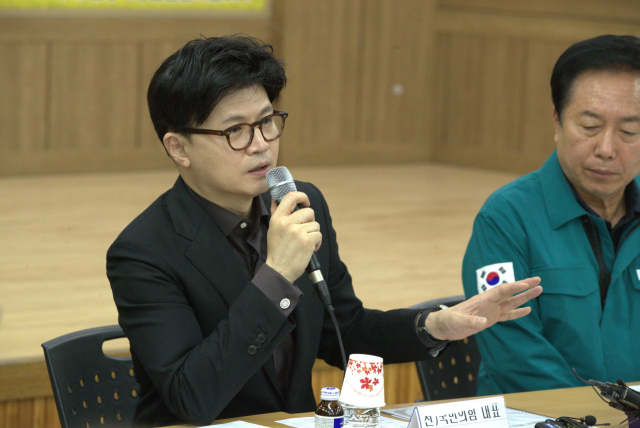 한동훈 국민의힘 대선 예비후보가 1일 오전 경북 안동시 농업인회관에서 열린 안동 산불 피해 대책 위원회 간담회에서 발언을 하고 있다. 뉴스1