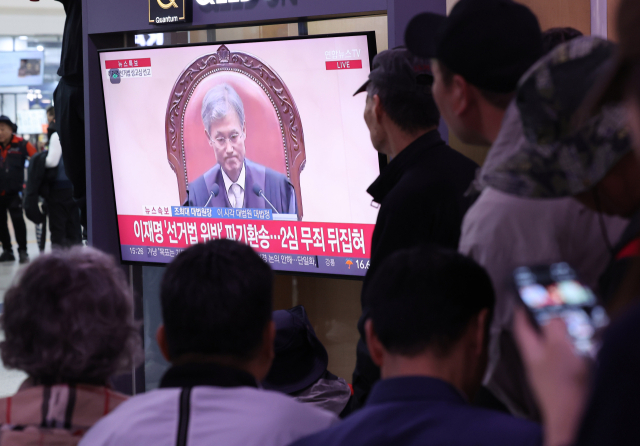 시민들이 1일 오후 서울역 대합실에서 이재명 더불어민주당 대통령 후보의 공직선거법 위반 혐의 대법원 선고 생중계 영상을 시청하고 있다. 뉴스1