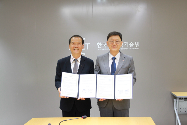 김성만 한국섬유개발연구원장(왼쪽)과 정연길 한국세라믹기술원장이 지난달 29일 첨단소재 공동연구를 위한 업무협약을 체결했다. 사진제공=한국섬유개발연구원