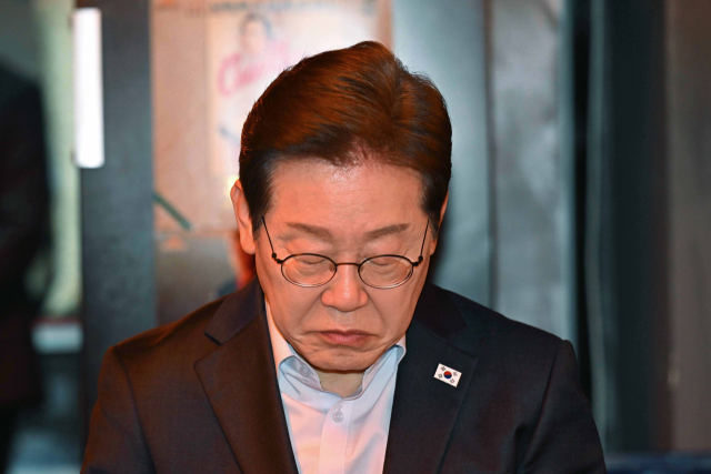 더불어민주당 이재명 대선 후보가 1일 서울 종로구의 한 포차 식당에서 배달 라이더, 택배 기사 등 비(非)전형 노동자들과 간담회를 하고 있다. 공동취재단