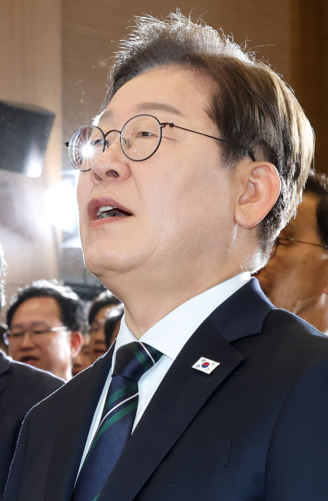이재명 더불어민주당 대선 후보가 서울 여의도 국회 의원회관에서 열린 제21대 대통령선거 중앙선거대책위원회 출범식에 참석해 애국가를 부르고 있다. 뉴스1