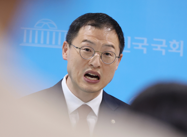 김상욱 의원이 지난달 7일 서울 여의도 국회 소통관에서 백브리핑을 통해 취재진에게 입장을 밝히고 있다. 연합뉴스