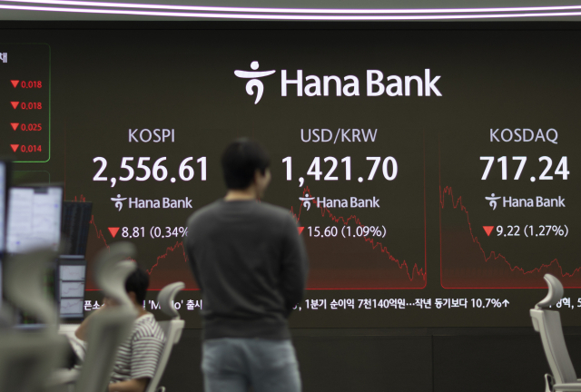 30일 서울 하나은행 본점 딜링룸에서 딜러들이 업무를 보고 있다. 연합뉴스