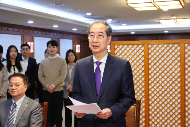 한덕수 대통령 권한대행 국무총리가 1일 대국민 담화 후 청사를 떠나기 전 국무조정실 간부 및 직원들과 티타임을 하며 '공직자들께 드리는 말씀'을 전하고 있다. 연합뉴스