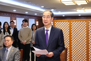 한덕수, 참모진 배웅 속 마지막 퇴근…"가장 치열했던 3년"