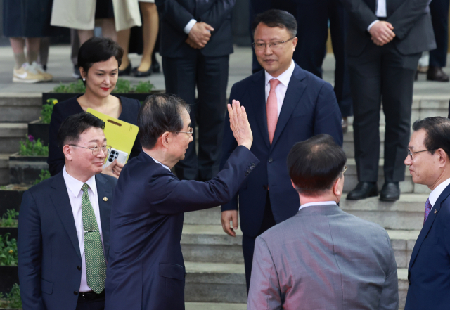 한덕수 대통령 권한대행 국무총리가 1일 대국민 담화 뒤 정부서울청사를 떠나며 환송하는 국무총리실 직원들을 향해 인사하고 있다. 연합뉴스
