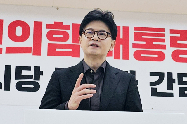 국민의힘 대선 후보 선출을 이틀 앞둔 1일 한동훈 국민의힘 대선 경선 후보가 대구 수성구 범어동 국민의힘 대구시·도당 대강당에서 열린 당직자 간담회에 참석해 발언하고 있다. 뉴스1