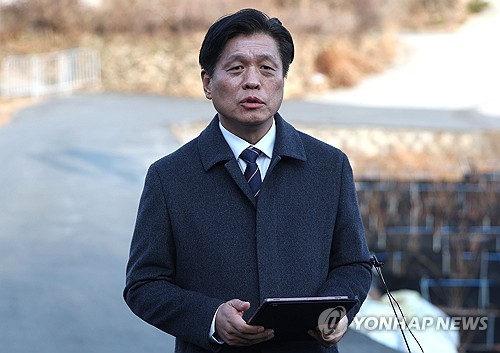 더불어민주당 조승래 수석대변인이 지난달 30일 경남 양산시 하북면 평산마을에서 이재명 대표의 문재인 전 대통령 예방 결과를 브리핑하고 있다. 연합뉴스