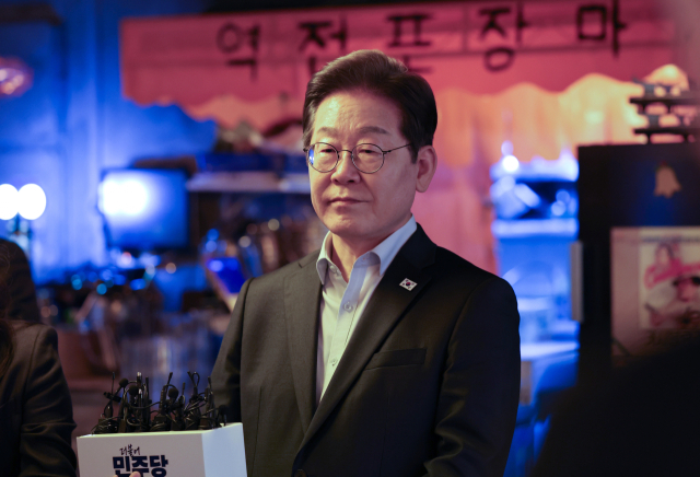 이재명 더불어민주당 대선 후보가 1일 서울 종로구의 한 포차 식당에서 비(非)전형 노동자들과의 간담회를 마친 뒤 대법원의 공직선거법 위반 관련 파기환송 선고에 대한 입장을 밝히고 있다. 연합뉴스