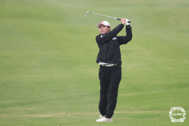 1라운드 1번 홀에서 두 번째 샷을 하는 황유민. 사진 제공=KLPGA