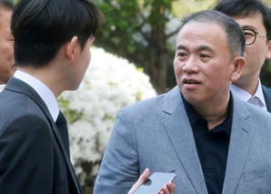 이틀간 檢 조사 받은 명태균, 윤상현 만나 尹 걱정