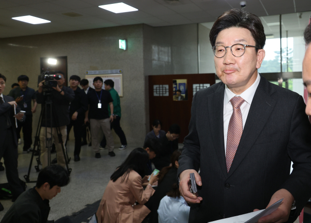 권성동 국민의힘 원내대표가 1일 서울 여의도 국회에서 더불어민주당 이재명 대선후보의 공직선거법 위반 혐의 사건에 관한 대법원 상고심 선고 후 브리핑을 마친 뒤 이동하고 있다. 연합뉴스