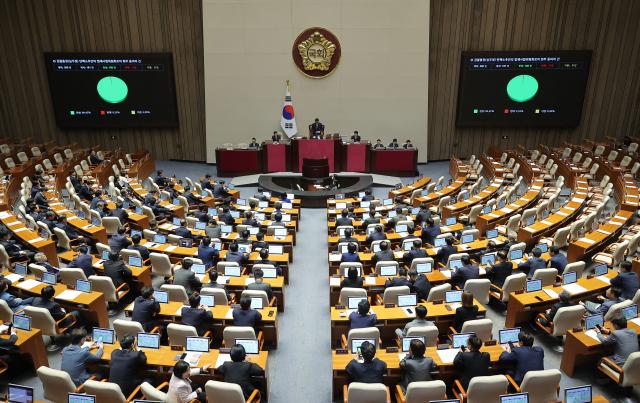1일 국회에서 열린 본회의에서 심우정 검찰총장 탄핵소추안의 법제사법위원회로의 회부 동의의 건이 통과되고 있다. 연합뉴스