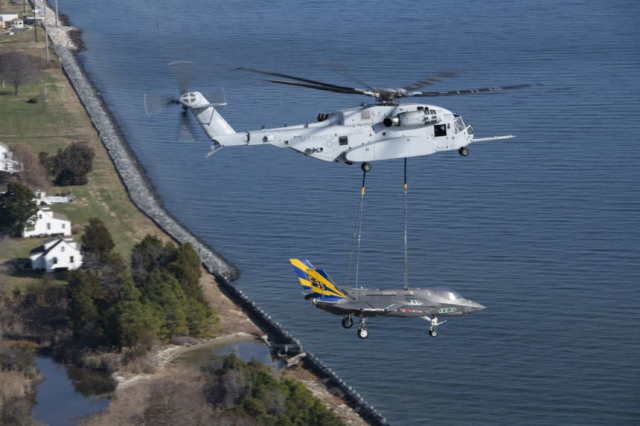 미 해병대의 최신예 CH-53K 대형 수송헬기가 F-35C 스텔스기를 운반하는 테스트를 하고 있다. CH-53K는 최대 16t의 화물을 수송할 수 있다. 사진 제공=미 해병대