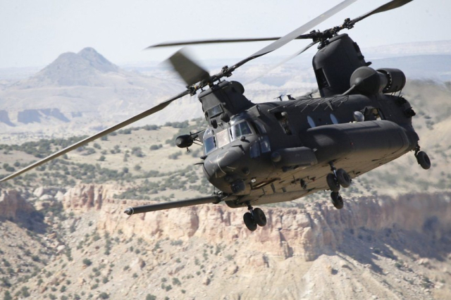 미 160 특수작전항공연대 소속 MH-47G 특수전 헬기 비행 모습. CH-47헬기에 각종 첨단 레이더, 전자전 장비, 공중급유장치 등을 달아 개량했다. 사진 제공=미 육군