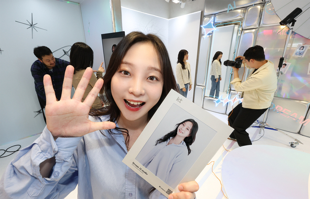 고객들이 KT 홍대 애드샵 플러스에 ‘AI 체험존’에서 나만의 드림 프로필 사진을 촬영하는 모습 /사진제공=KT
