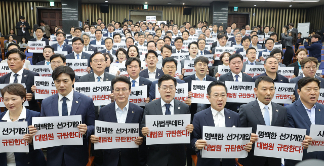 대법원이 이재명 더불어민주당 대선후보의 공직선거법 위반 혐의 2심 무죄판결을 파기 환송한 1일 서울 여의도 국회에서 열린 민주당 긴급의원총회에서 박찬대 원내대표 등 의원들이 대법원을 규탄하고 있다. 연합뉴스
