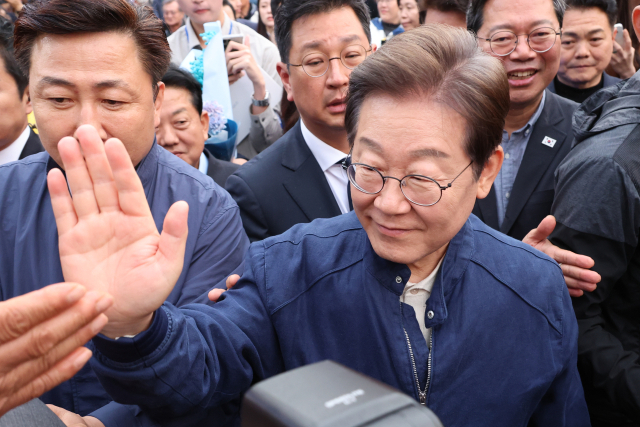 대법원이 이재명 더불어민주당 대선 후보의 공직선거법 위반 사건에 대해 유죄 취지로 파기환송 판결을 한 1일 이 후보가 전국 각지에서 민심을 듣는 '골목골목 경청투어'을 시작하며 경기도 연천 전곡읍에서 시민들을 만나며 인사하고 있다. 연합뉴스