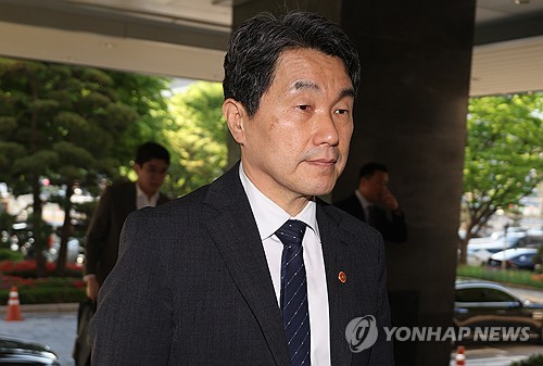 이주호 대통령 권한대행 부총리 겸 교육부 장관이 2일 정부서울청사로 출근하고 있다. 연합뉴스