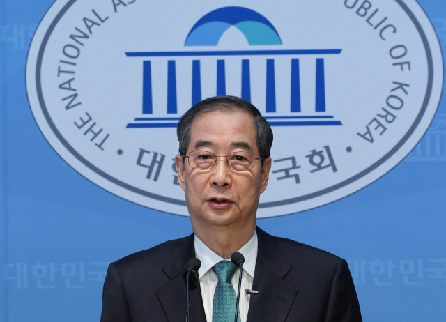 한덕수 전 국무총리가 2일 서울 여의도 국회 소통관에서 대통령 선거 출마를 선언하고 있다. 연합뉴스