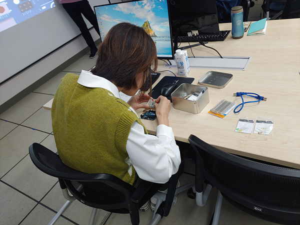 국립광주과학관에서 운영 중인 코딩교육을 받고 있는 학부모. 사진 제공=국립광주과학관