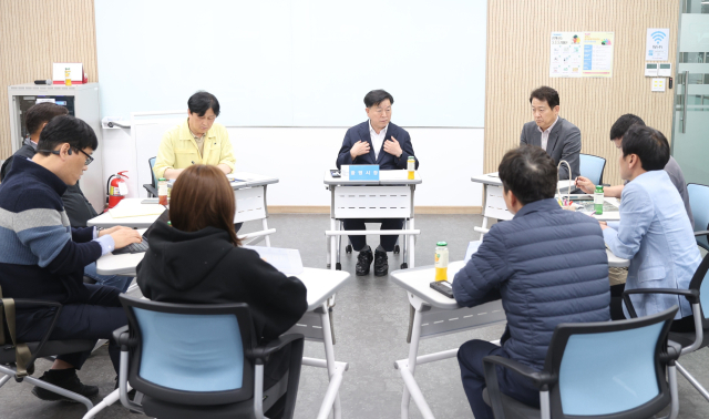 박승원 광명시장(가운데)이 1일 광명역터미널 1층 공익활동지원센터에서 구석말 주민대표들과 만나 신안산선 붕괴 사고 보상에 대해 논의하고 있다. 사진 제공=광명시