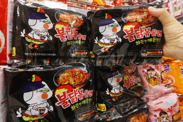 삼양식품이 '불닭볶음면' 등 라면 가격을 동결한다. 식품업계에 따르면 삼양식품은 라면과 스낵류, 소스류 제품의 가격을 동결하기로 결정했다. 연합뉴스