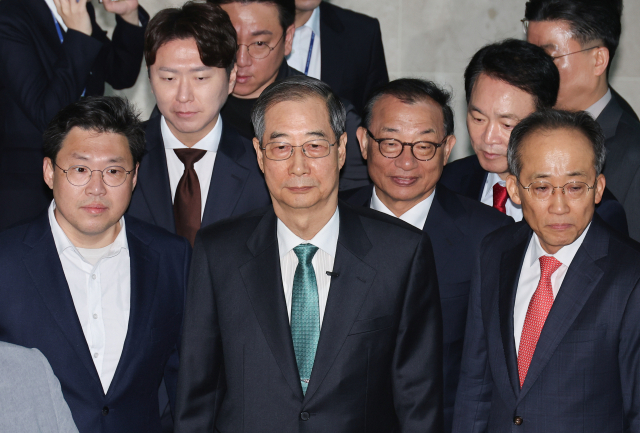 한덕수 전 대통령 권한대행 국무총리가 2일 대통령 선거 출마 선언을 위해 서울 여의도 국회 소통관으로 이동하고 있다. 연합뉴스