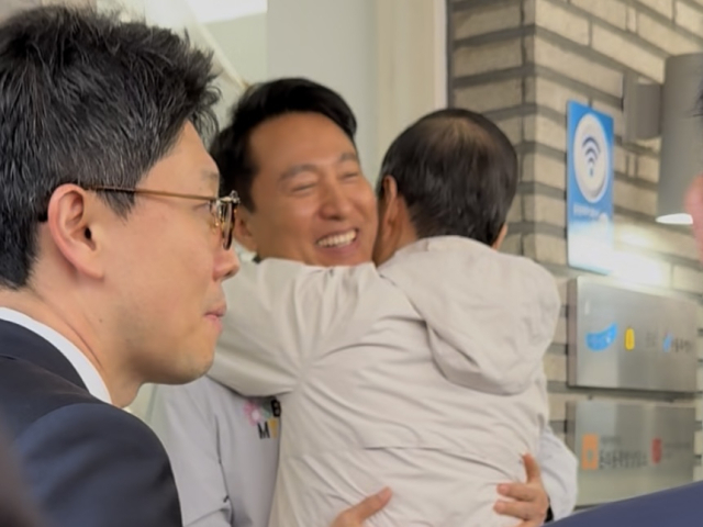 한덕수(오른쪽) 전 국무총리와 오세훈 서울시장이 2일 주민공동시설 ‘새뜰집’에서 포옹을 나누고 있다. 김도연 기자