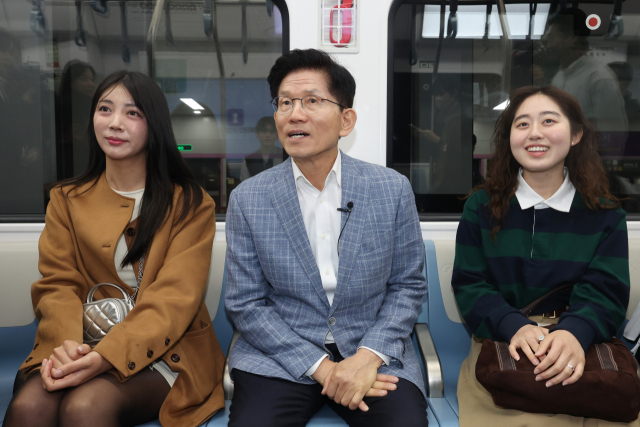 김문수(가운데) 국민의힘 대선 예비후보가 2일 서울 강남구 수서역에서 GTX-A를 탑승한 뒤 청년서포터즈와 대화를 나누고 있다. 연합뉴스