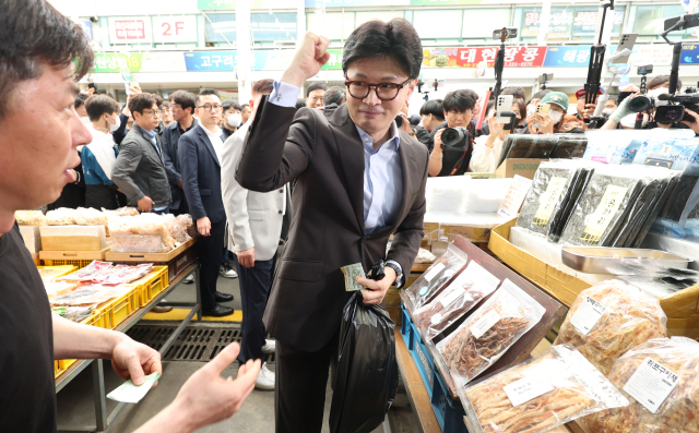 한동훈 국민의힘 대선 예비후보가 2일 경남 창원시 마산합포구 마산어시장에서 김 등을 구매한 후 시장 상인을 향해 인사하고 있다. 연합뉴스
