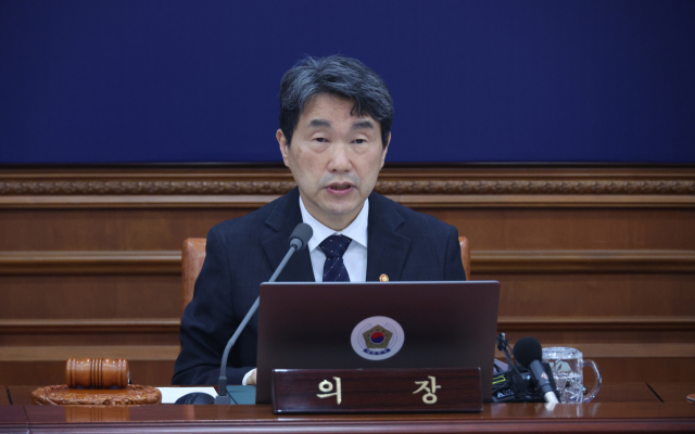 이주호 대통령 권한대행 부총리 겸 교육부 장관이 2일 정부서울청사에서 임시 국무회의를 하고 있다. 연합뉴스