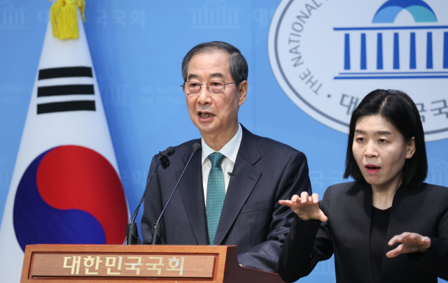 한덕수 전 국무총리가 2일 서울 여의도 국회 소통관에서 대통령 선거 출마를 선언하고 있다. 연합뉴스