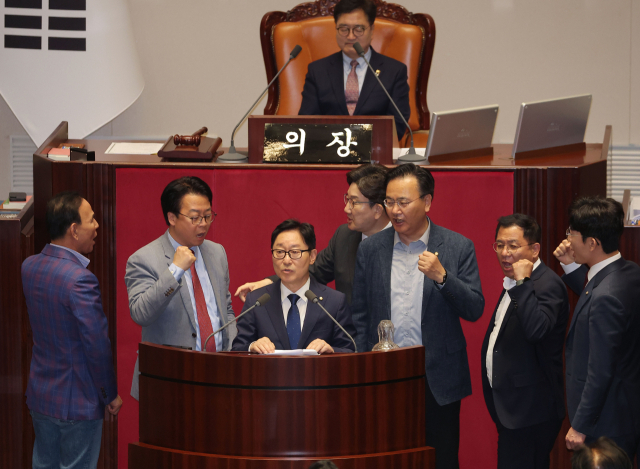 국민의힘 의원들이 지난 1일 국회 본회의에서 최상목 전 경제부총리의 탄핵소추안에 대한 제안 설명을 하는 박범계 더불어민주당 의원 옆에서 항의 구호를 외치고 있다. 연합뉴스