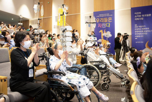 2일 서울대어린이병원 CJ홀에서 열린 '우리들은 자란다' 행사에서 환자와 가족들이 매직쇼를 관람하고 있다. 사진 제공=서울대병원