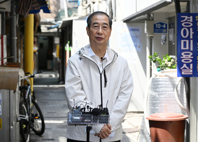 한덕수 전 국무총리가 2일 서울 종로구의 한 식당에서 오세훈 서울시장과 오찬 간담회를 마치고 백브리핑을 하고 있다. 연합뉴스