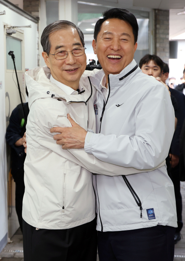 대통령 선거 출마를 선언한 한덕수(왼쪽) 전 국무총리가 2일 서울 종로구 주민 공동 시설 ‘새뜰집’ 온기창고에서 오세훈 서울시장과 만나 포옹을 하고 있다. 연합뉴스