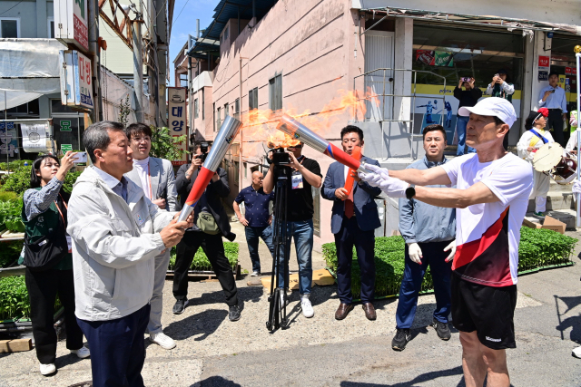 2일 경남 진주시에서 제64회 경남도민체육대회가 열리는 가운데 개최지에서 성화 봉송 행사가 열리고 있다. 사진 제공=진주시