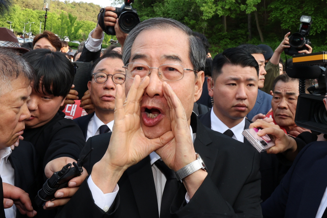 2일 오후 광주 북구 국립 5·18 민주묘지를 찾은 한덕수 전 총리가 광주비상행동 등 시민·사회단체 관계자들의 반발에 가로 막히자 