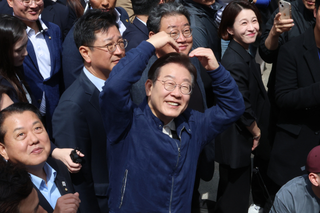 이재명 더불어민주당 대선 후보가 '골목골목 경청투어' 접경지역 방문 이틀째인 2일 강원도 화천군 중앙로 거리에서 지지자들을 향해 하트 몸짓을 하며 인사하고 있다. 연합뉴스