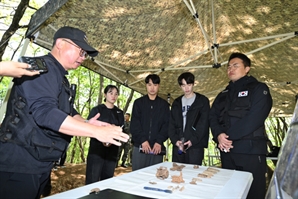 스타 강사 최태성, 6·25 전사자 유해 발굴 현장 방문