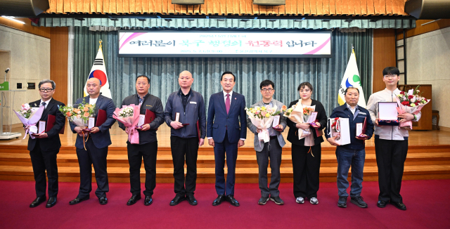 2일 울산시 북구청에서 (오른쪽 첫번째)권정일씨가 주민안전에 기여한 공으로 표창패를 수여했다. 사진제공=울산시 북구