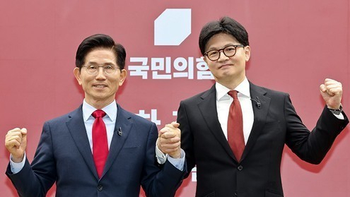 (서울=연합뉴스) 국민의힘 대선 최종 경선에 진출한 김문수(왼쪽)·한동훈 후보. 사진은 4월 23일 열린 2차 경선 토론회 미디어데이에 참석한 김문수·한동훈 후보. 2025.4.29 [연합뉴스 자료사진] utzza@yna.co.kr