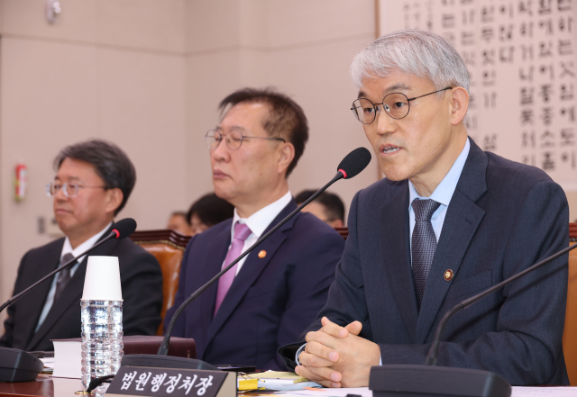 천대엽(오른쪽) 법원행정처장이 2일 국회에서 열린 법제사법위원회 전체회의에서 의원 질의에 답하고 있다. 연합뉴스