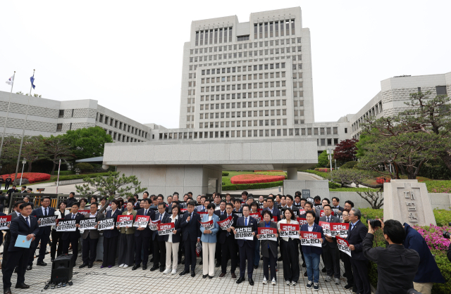 더불어민주당 의원들이 2일 서울 서초구 대법원 앞에서 열린 기자회견에서 이재명 더불어민주당 대선 후보의 공직선거법 위반 사건 상고심 결과를 규탄하는 손팻말을 들고 있다. 연합뉴스