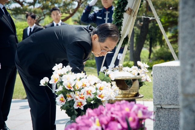 한덕수 전 대통령 권한대행 국무총리가 2일 서울 동작구 국립서울현충원 내 학도의용군 무명용사탑을 참배하고 있다. 연합뉴스