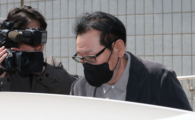 무속인 '건진법사' 전성배 씨가 4월 7일 서울 양천구 남부지방법원에서 열린 불법 정치자금 수수 의혹 관련 재판을 마친 뒤 법원 청사를 나와 차량에 탑승하고 있다. 연합뉴스