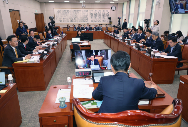 2일 국회 법제사법위원회 전체회의에서 정청래 위원장이 의사봉을 두드리고 있다. 연합뉴스